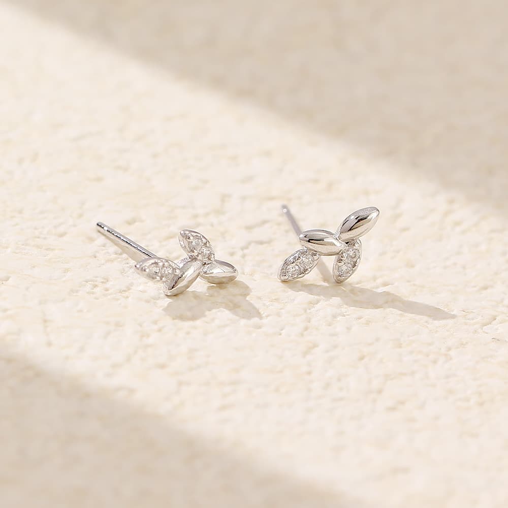 Aretes de hoja de plata con diamantes, diseño botánico