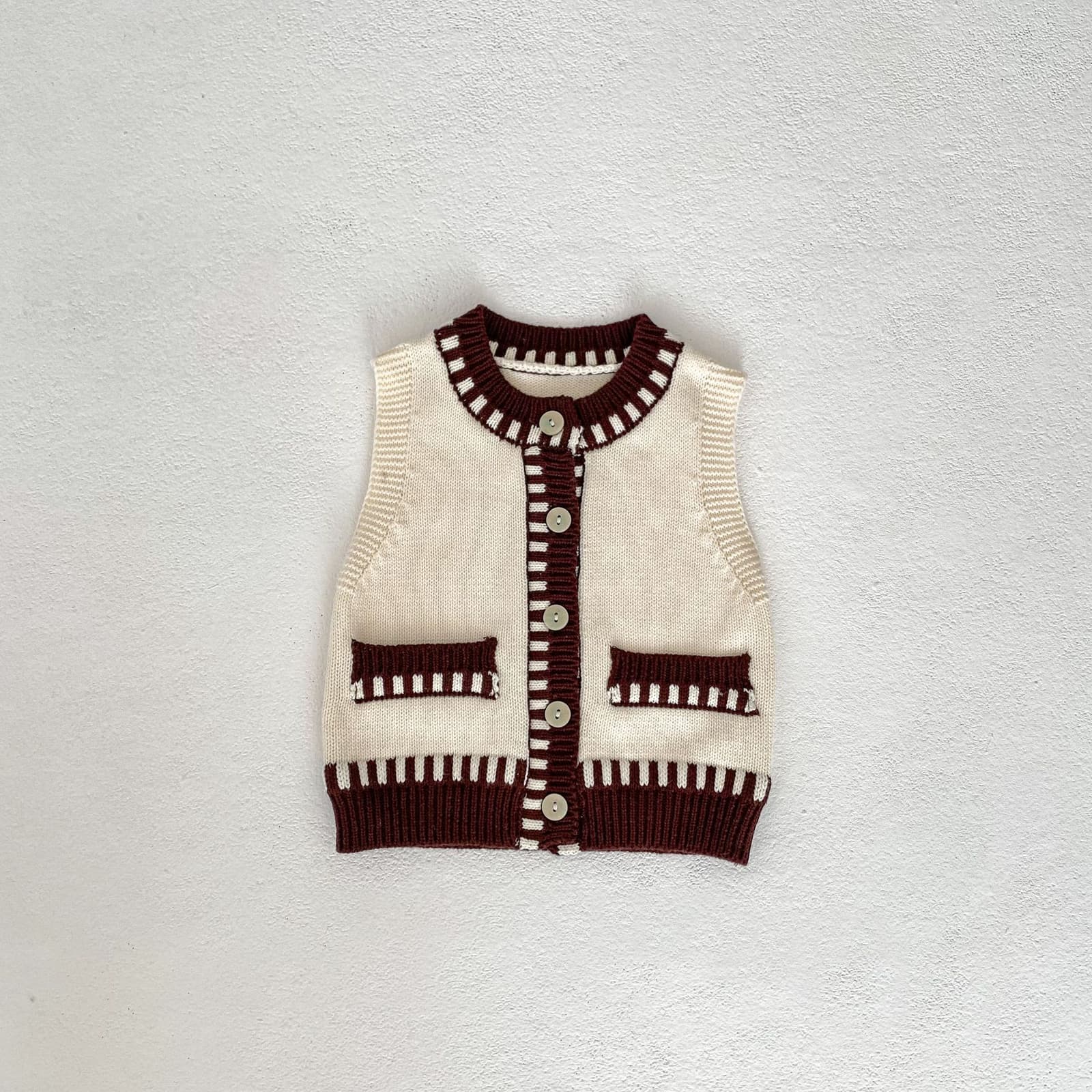 Cardigan tejido de bebé con colores contrastantes