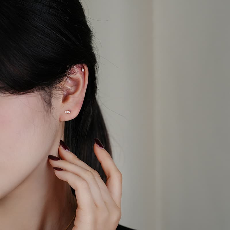 Pequeños aretes geométricos de plata esterlina 925