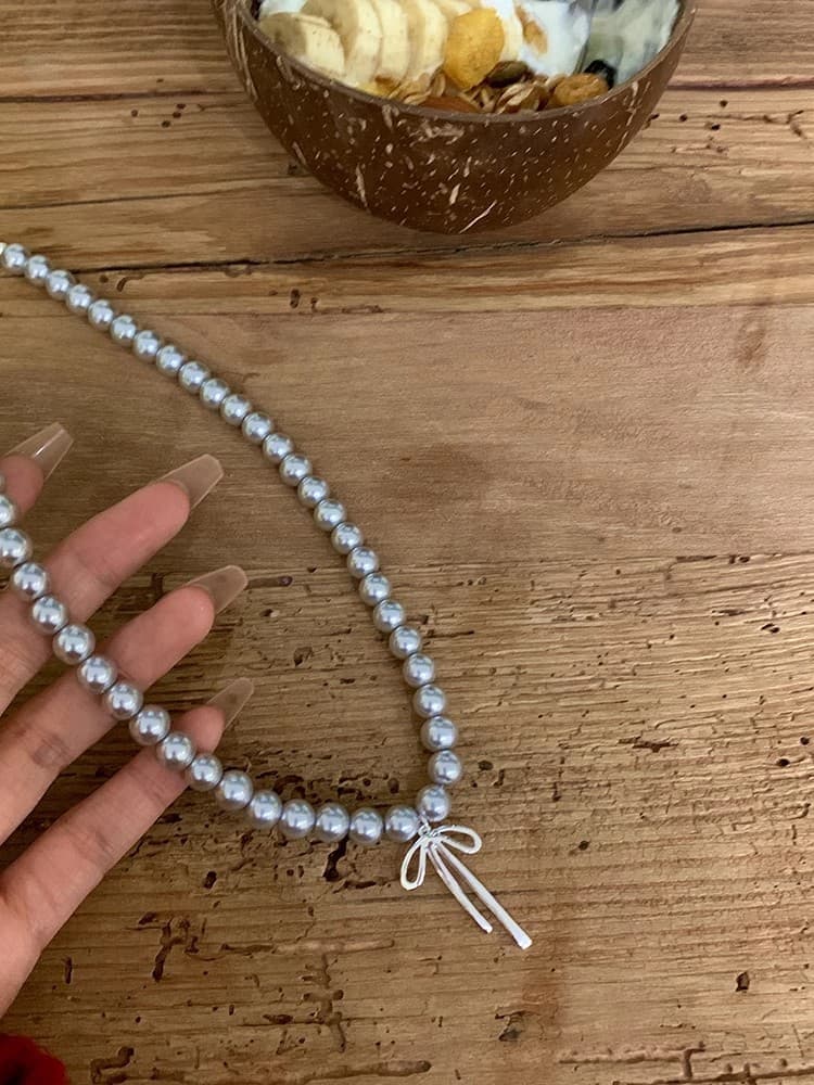 Collar con lazo de perla gris