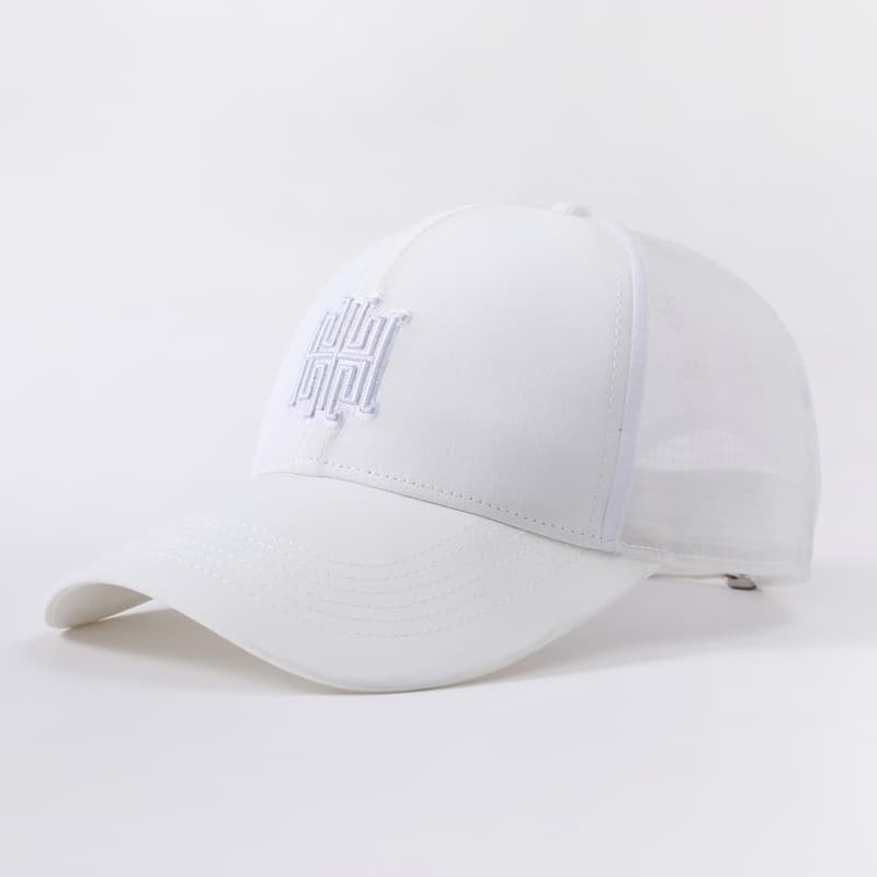 Gorra trucker con malla transpirable y bordado 3D