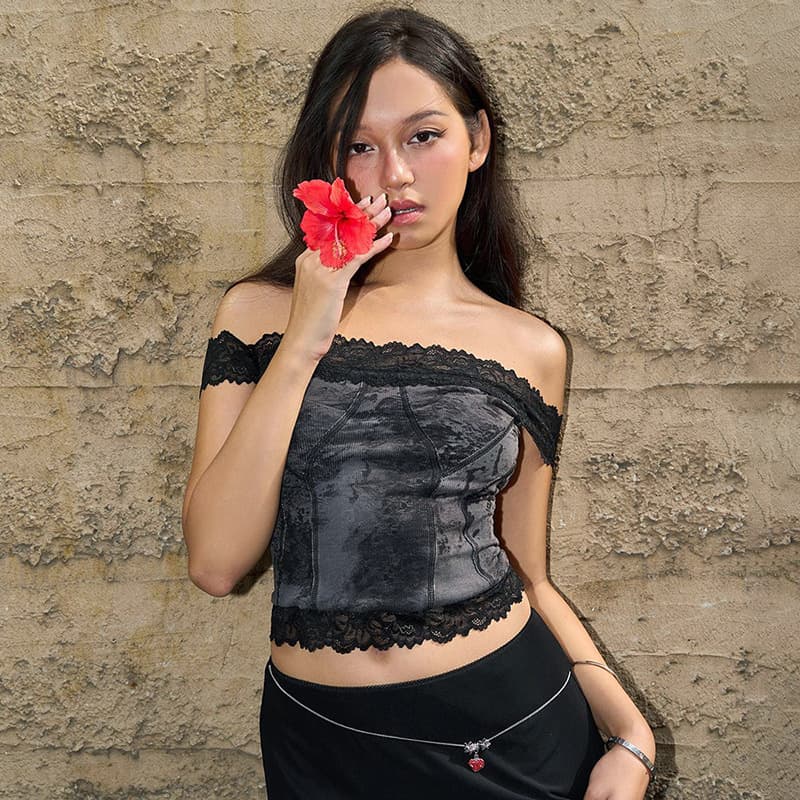 Blusa de mujer con encaje y estampado