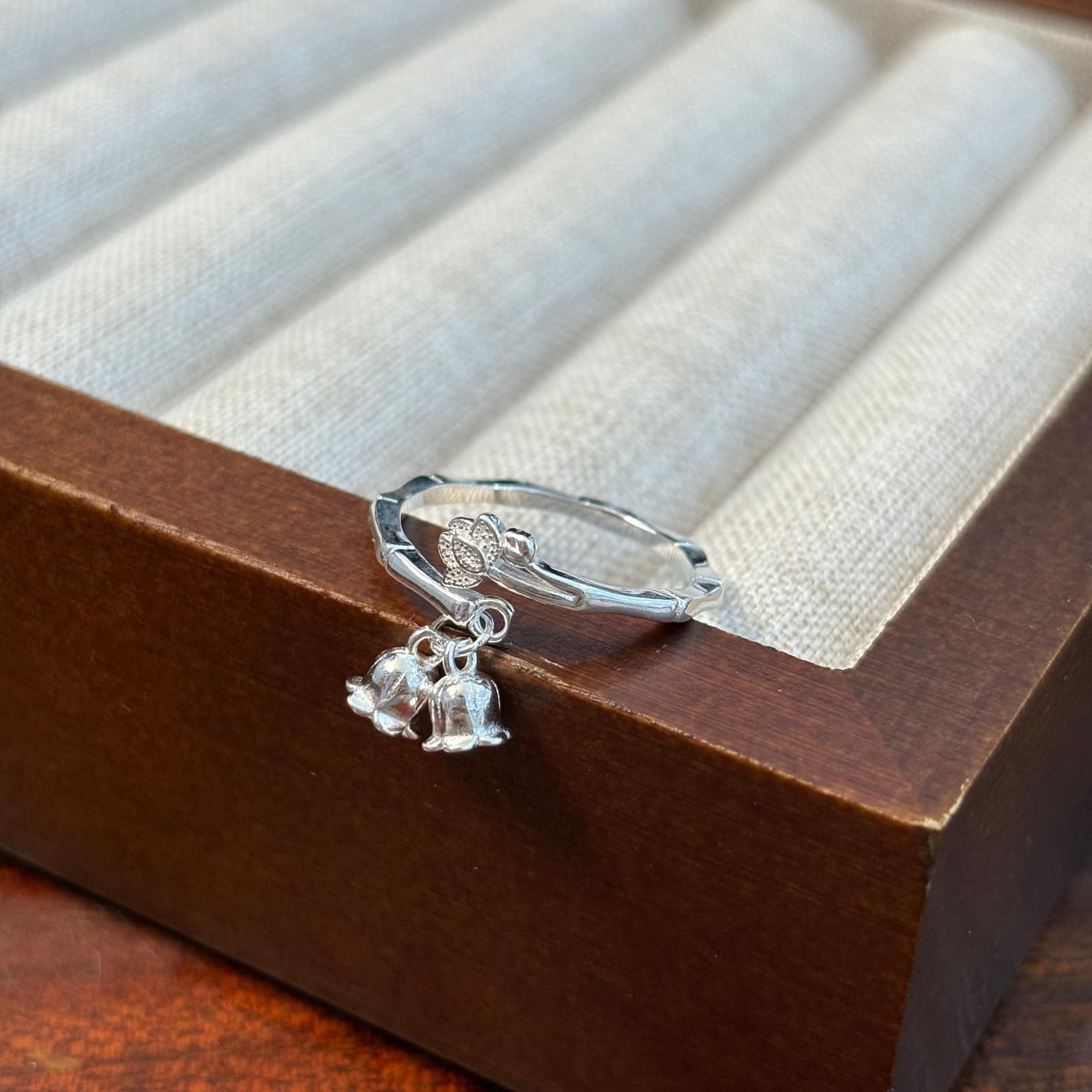 Anillo abierto bambú lirio valles plata 999