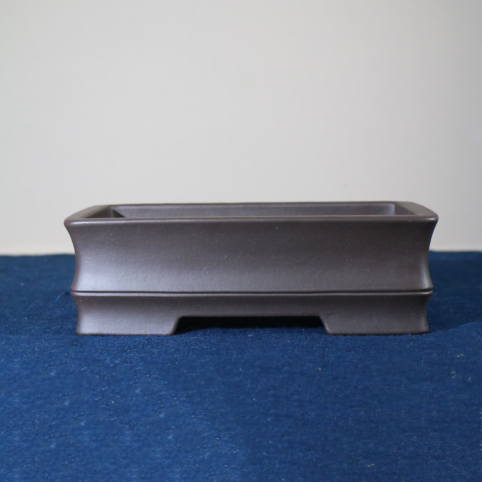 Maceta rectangular de cerámica púrpura