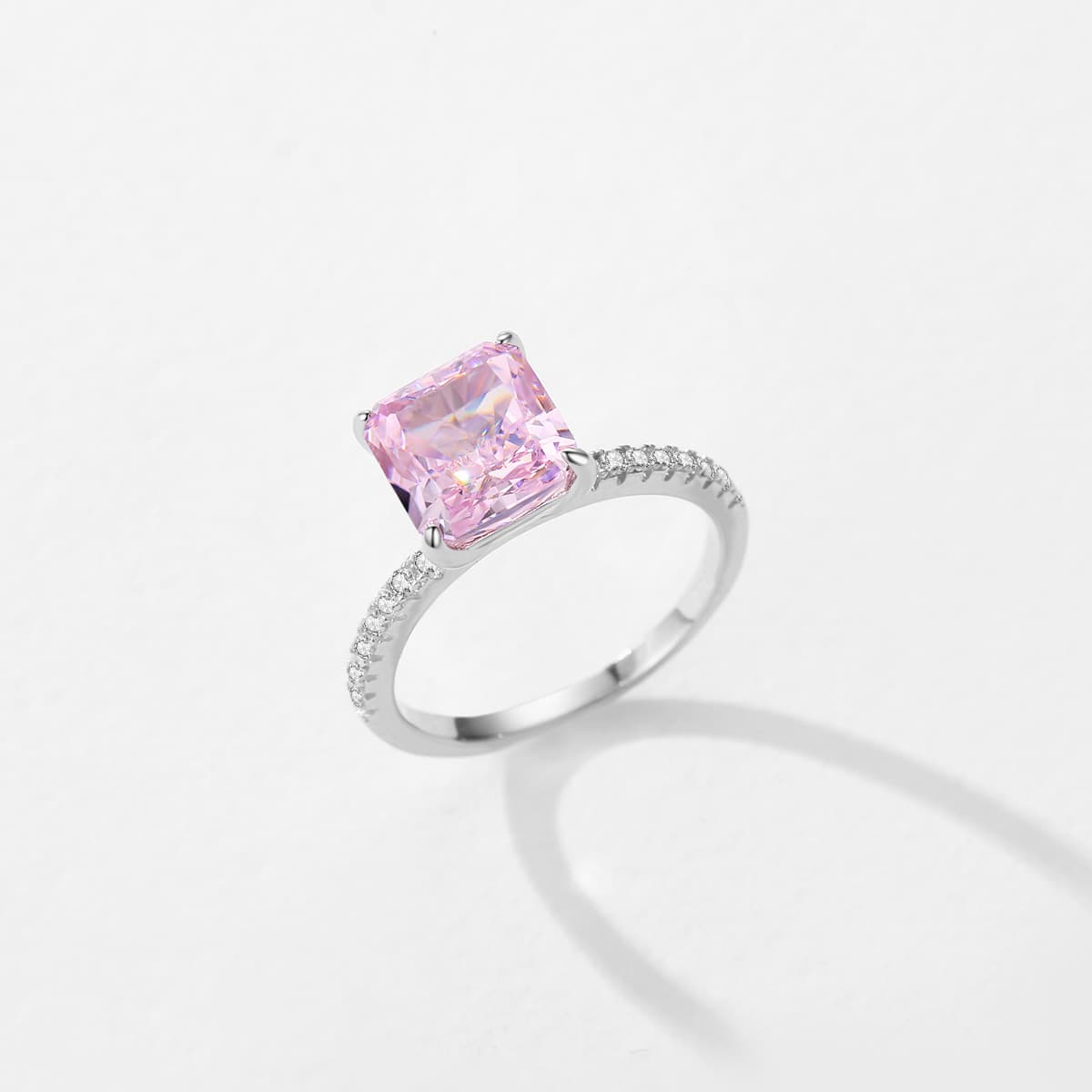 Anillo de plata esterlina con circón cuadrado