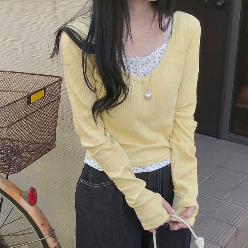 Blusa amarilla de manga larga con detalle floral y efecto dos piezas