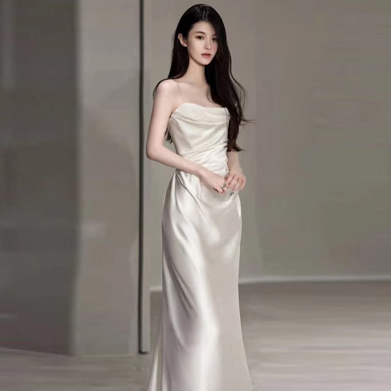 Vestido de novia satinado blanco con cintura alta