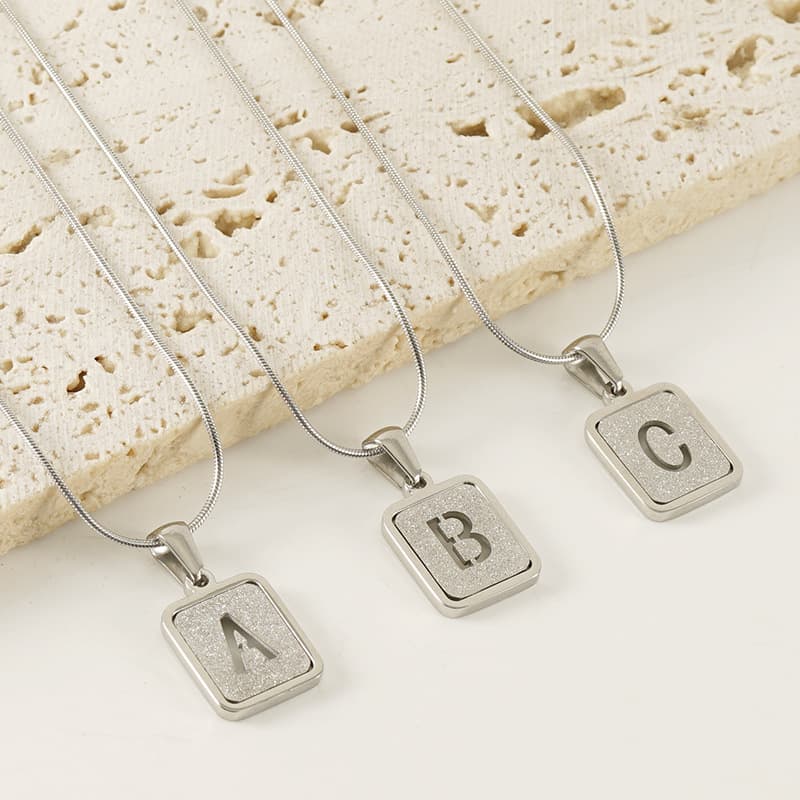 Collar de letras huecas 18K para la moda