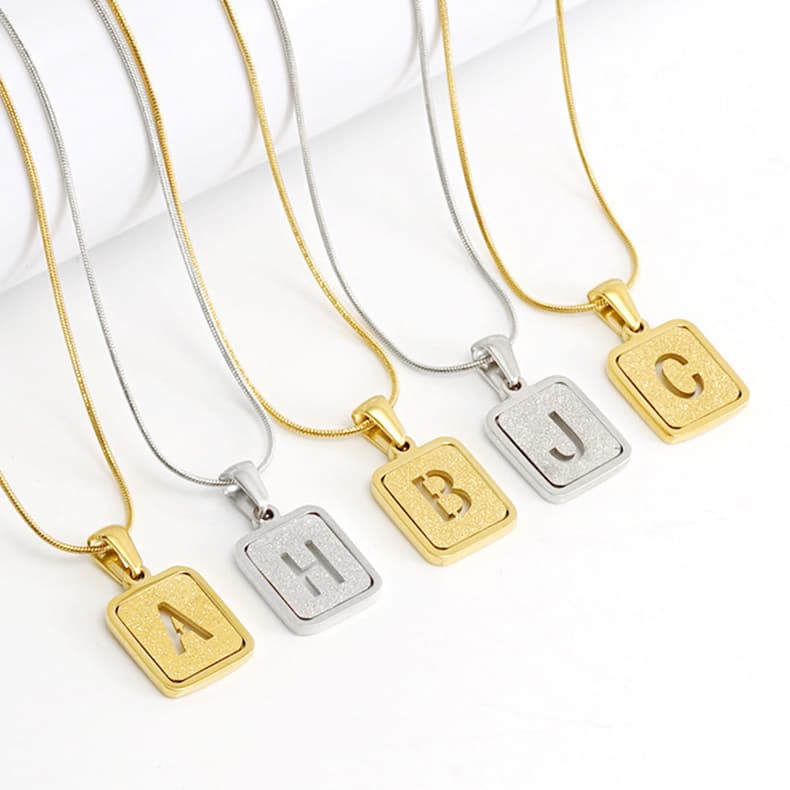 Collar de letras huecas 18K para la moda