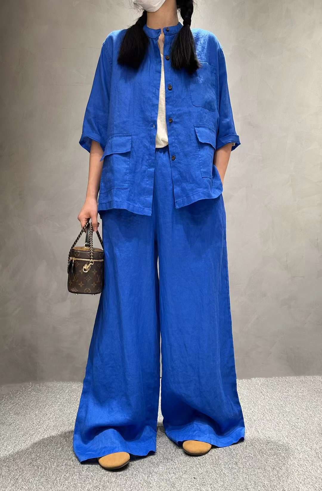 Traje de lino de color sólido con camisa de media manga