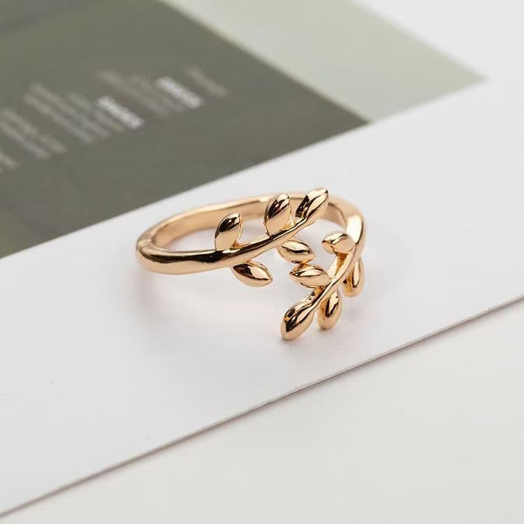 Anillo de hoja de laurel pulido hueco dorado