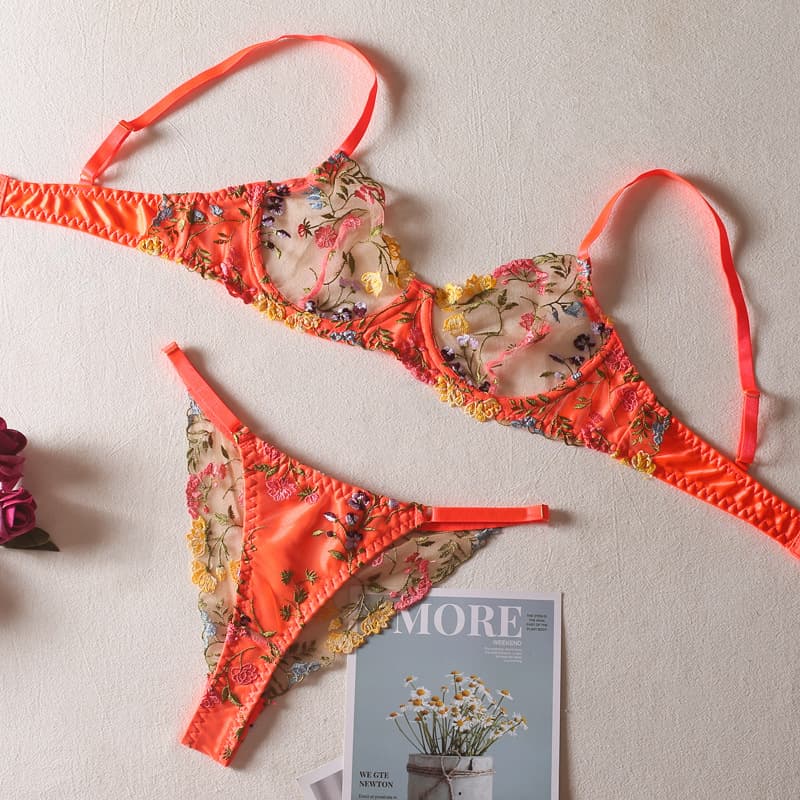 Conjunto de lencería transparente con flor bordada