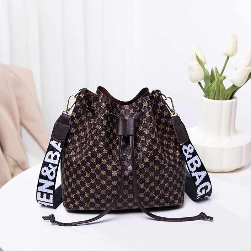 Bolsa de hombro estilo cubo de cuero suave