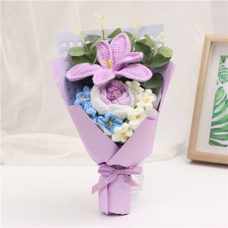 Ramo de flores tejidas a crochet con lirio y rosa