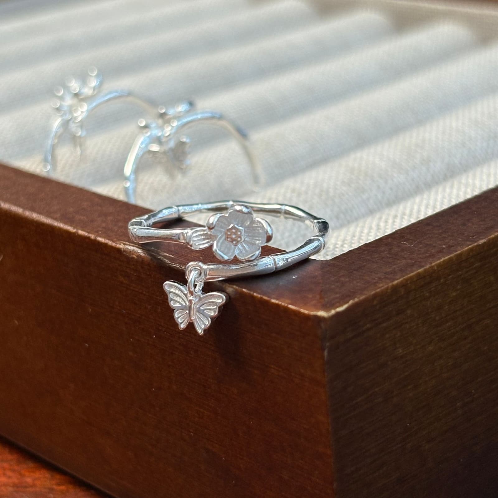 Anillo abierto bambú mariposa plata 999