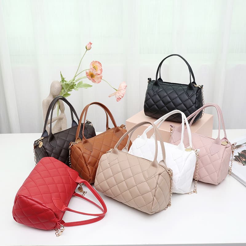 Bolsa de mano acolchada con bordado y diamante