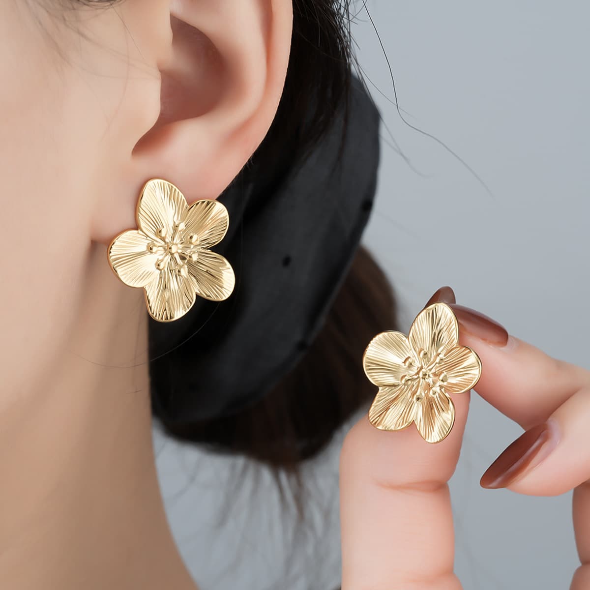 Aretes de flor dorada elegante, par