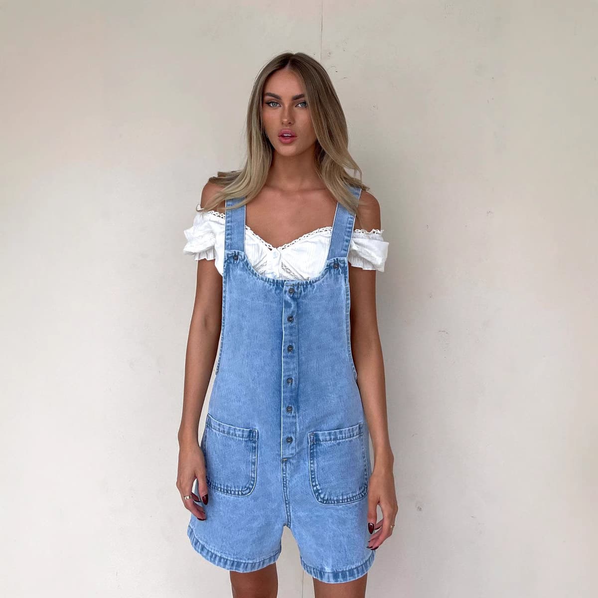 Jumpsuit de denim con short y tirantes