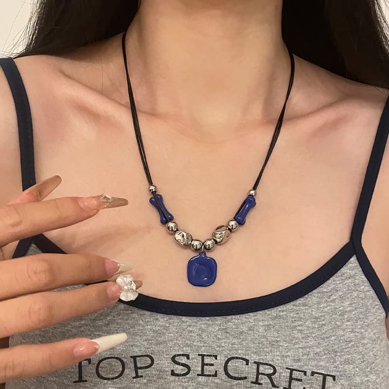 Collar con colgante cuadrado azul de aleación