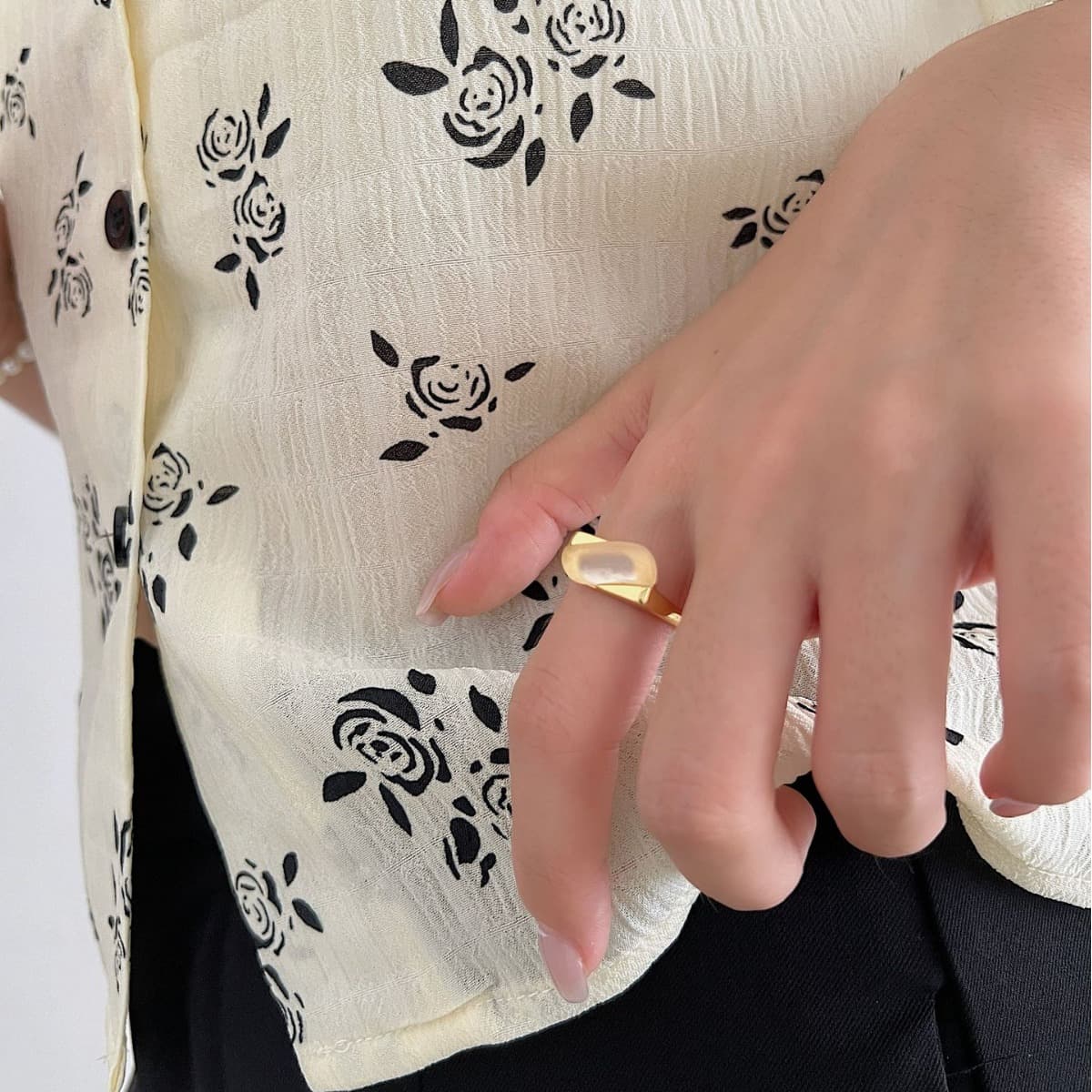 Anillo de plata con calcedonia blanca y diseño geométrico