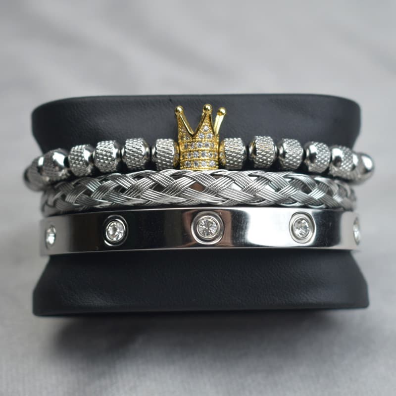 Conjunto de pulseras con corona, malla tejida y diamantes