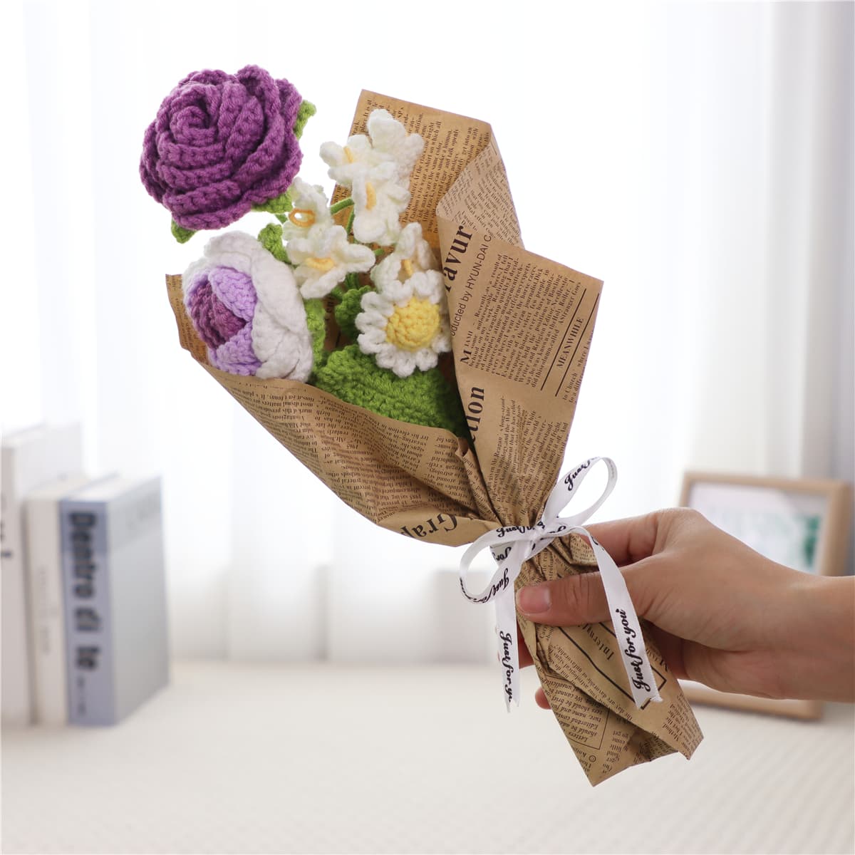 Ramo de flores tejidas a mano con periódico