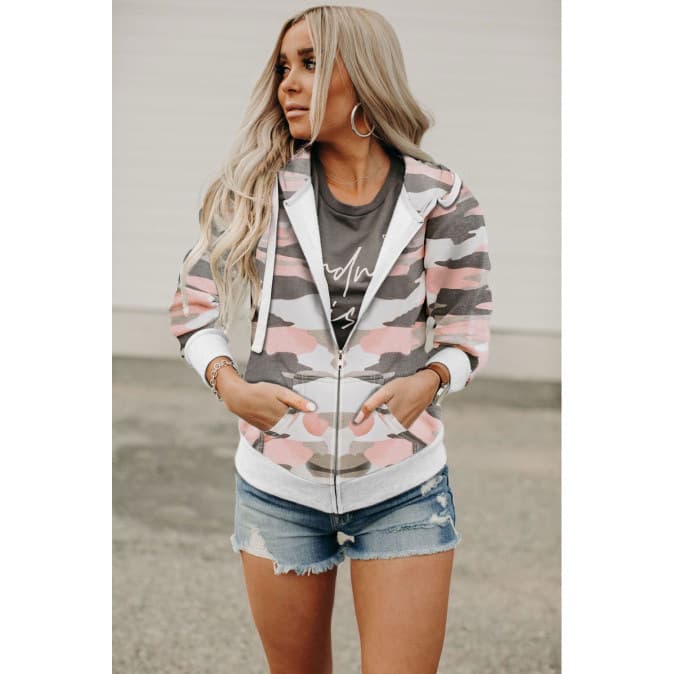 Chaqueta con capucha estampado camuflaje y cierre de cremallera