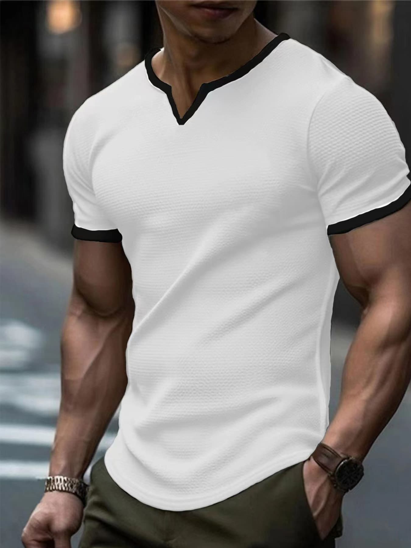Playera deportiva con bloques de color, cuello V y textura waffle