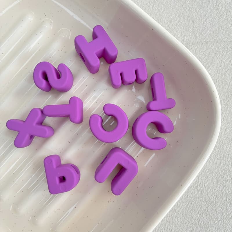 Cuentas acrílicas letras mate goma colores brillantes
