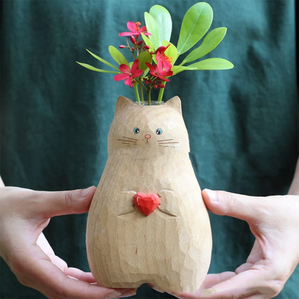 Jarrón artesanal de madera con gato y corazón