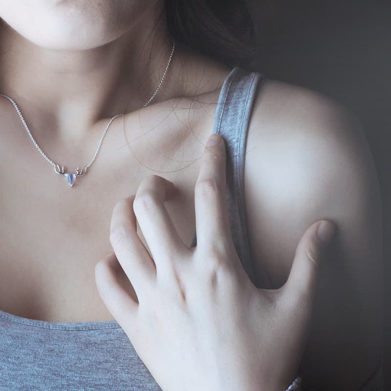 Collar de cobre con colgante de alce y piedra lunar coreano