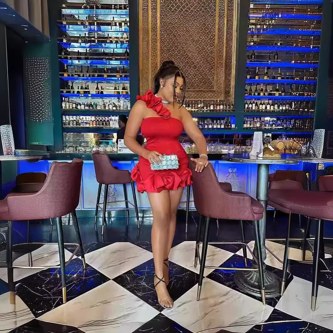 Vestido de tubo sin hombros con volantes y cintura ajustada