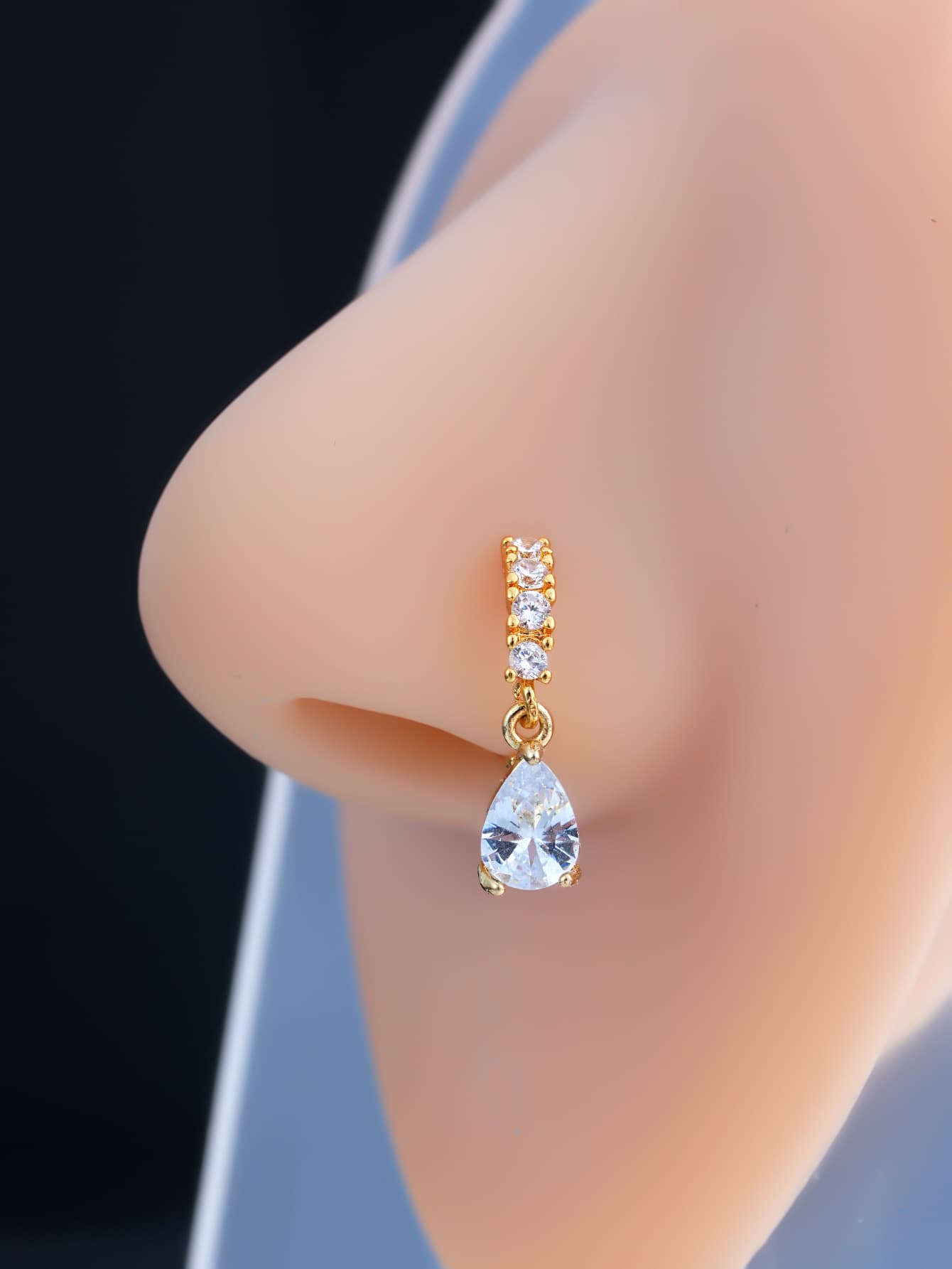 Piercing nasal de metal con diseños floral y mariposa