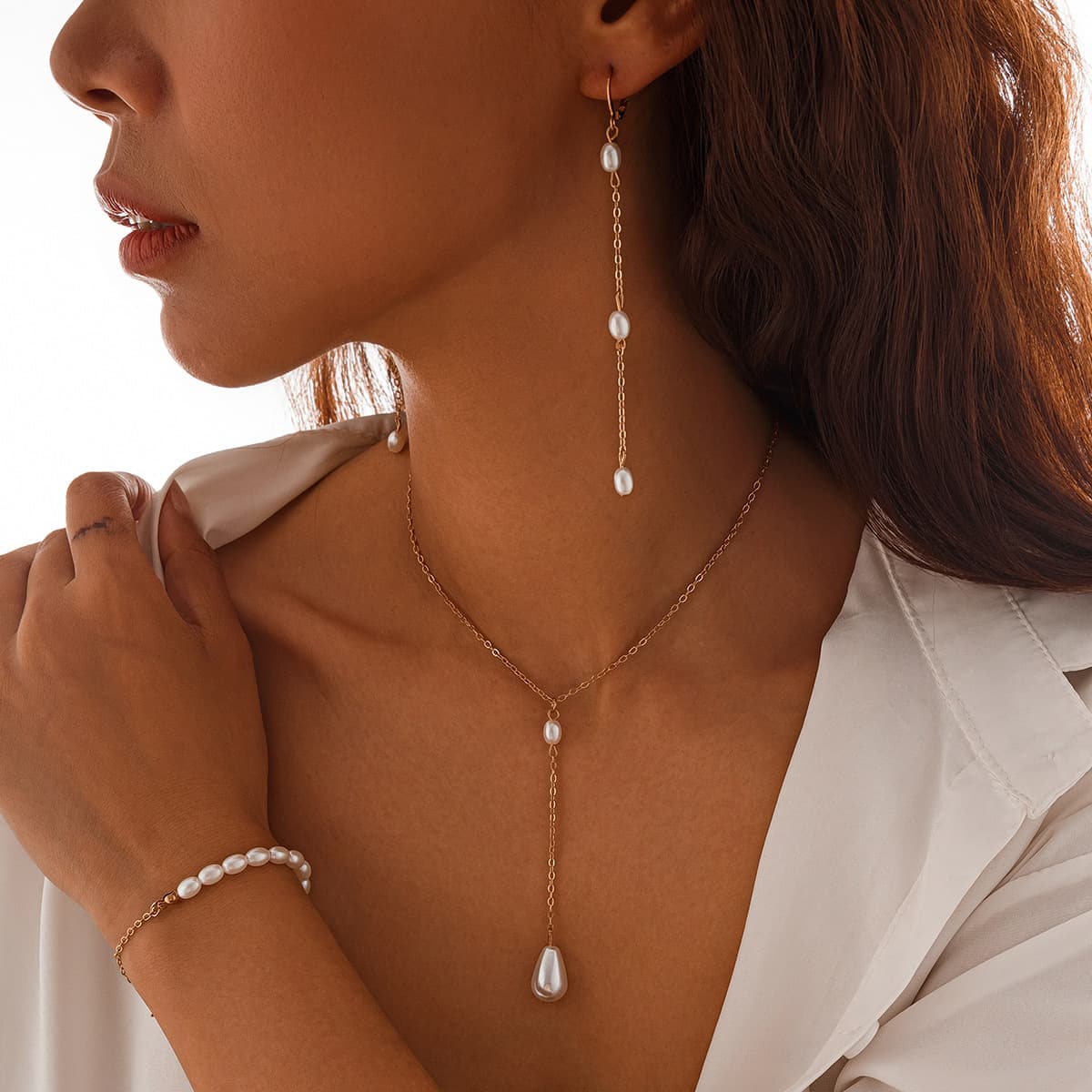 Set de joyería con collar, pulsera y aretes de perlas