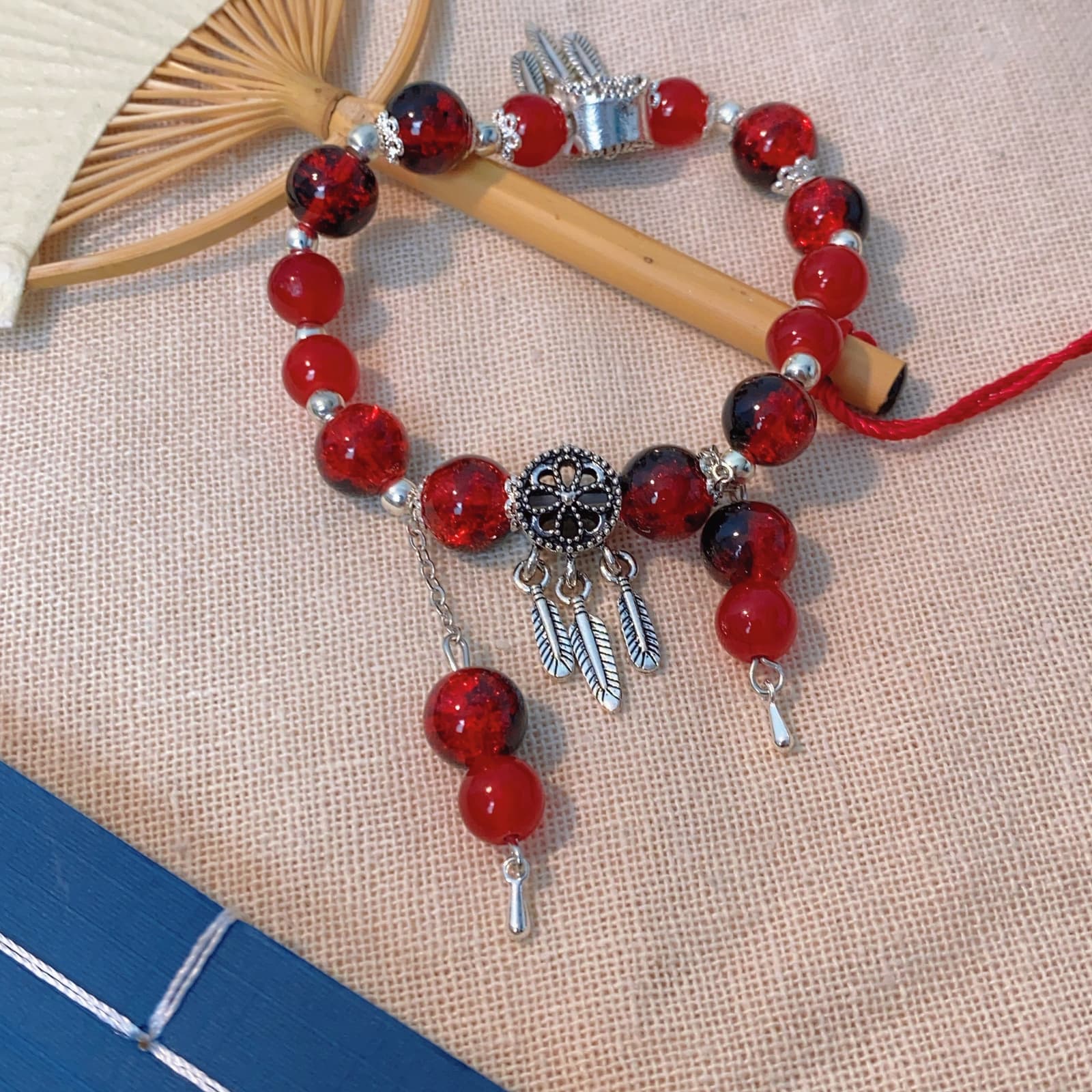 Pulsera adornada con borla de pluma