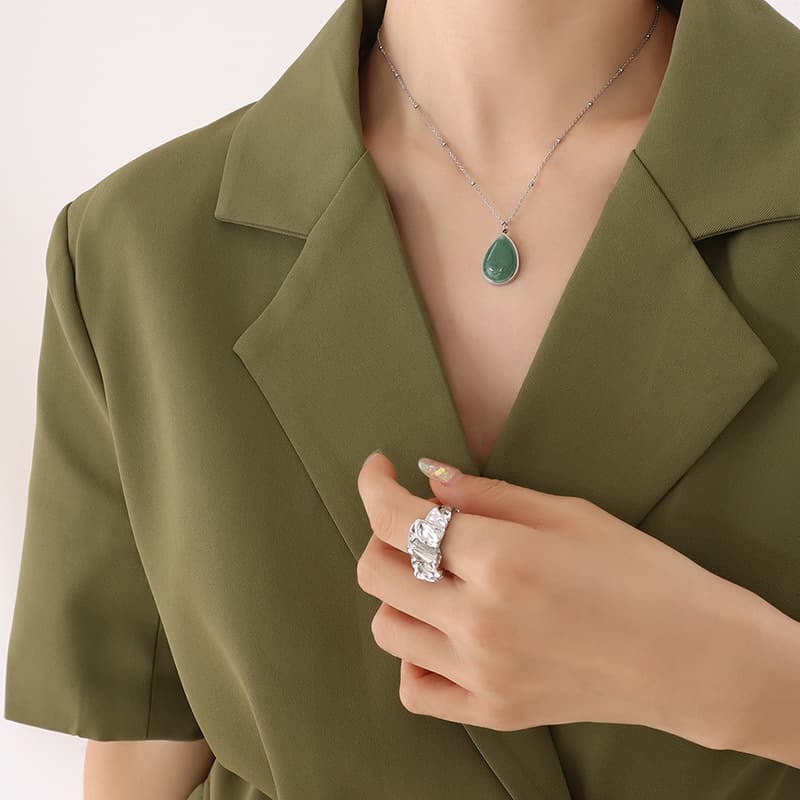 Collar con colgante de piedra natural forma gota