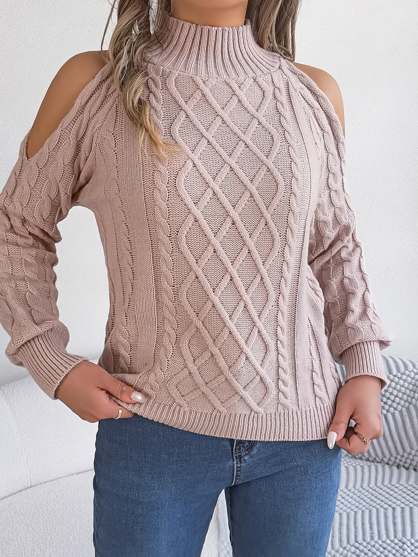 Suéter con cuello alto, hombros descubiertos y mangas tipo linterna