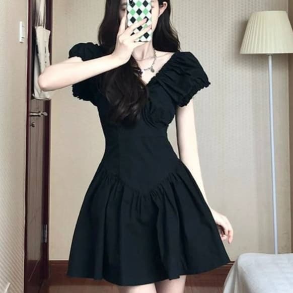 Vestido francés sin espalda con escote en V y pliegues