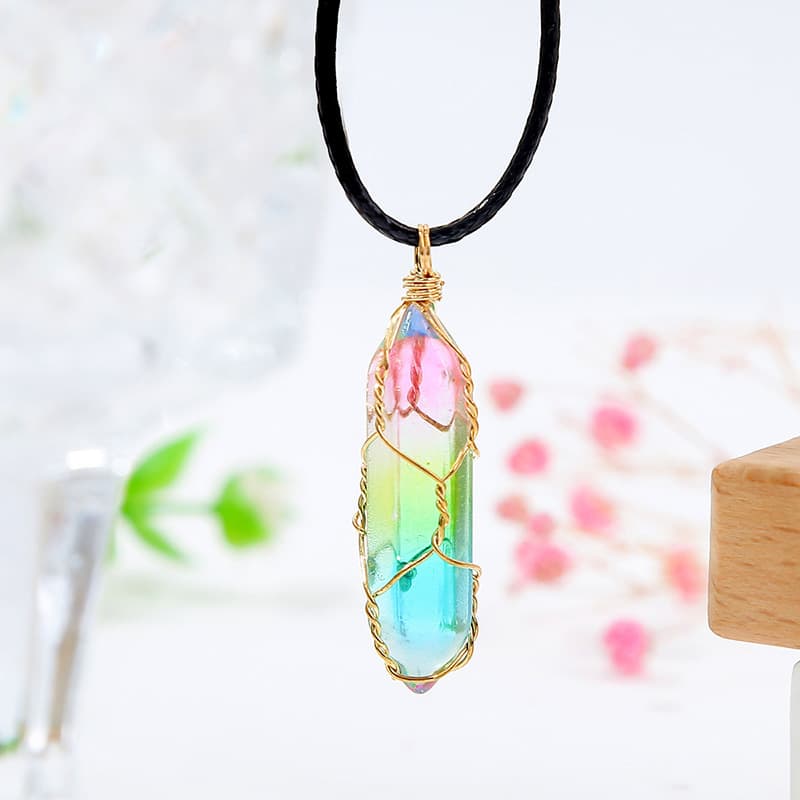 Collar de cristal con diseño geométrico y diamante