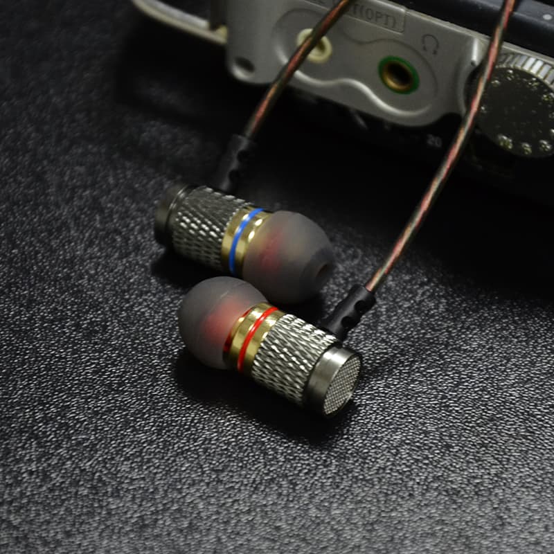 Auriculares de metal con micrófono e IPX4