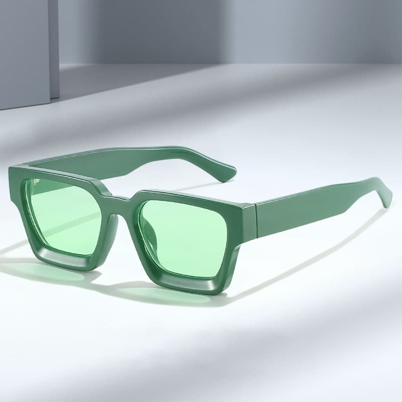 Gafas de sol con marco grueso, estilo minimalista