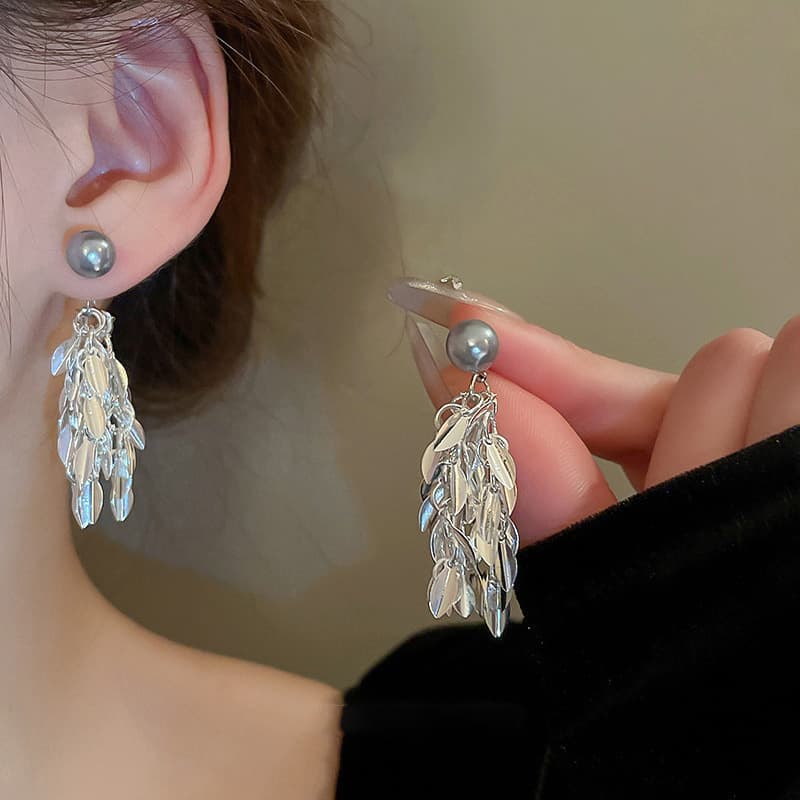 Aretes de borla con perla gris brillante