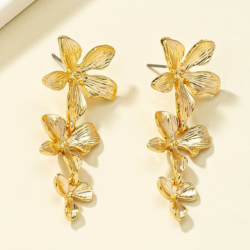 Aretes largos con flores exageradas