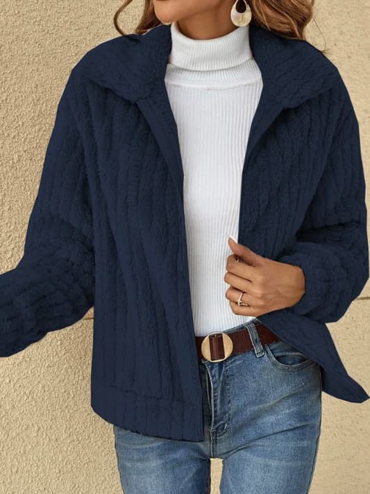 Chaqueta corta de forro polar con cuello solapa