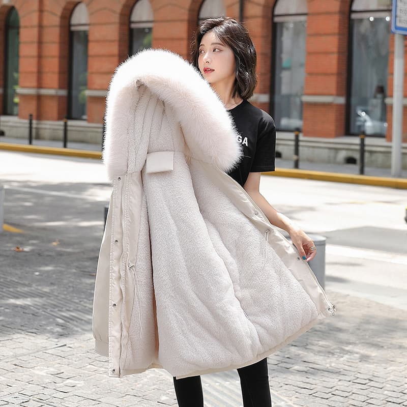 Abrigo parka con cuello de piel y relleno de plumón