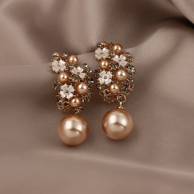 Aretes elegantes de flores y perlas con cristales