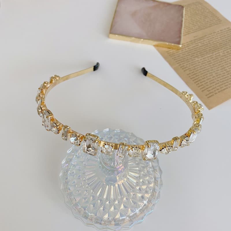 Diadema dorada con diamantes y cristales