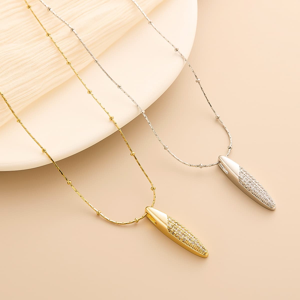 Collar de acero de titanio con diseño minimalista