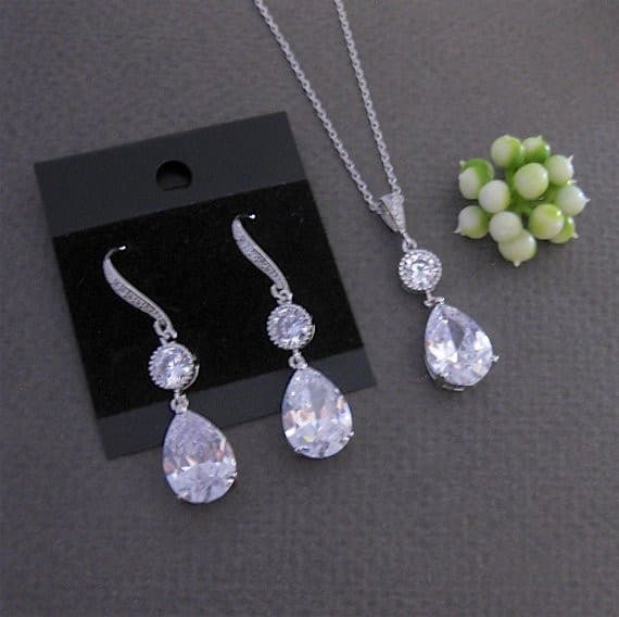 Conjunto minimalista de collar y aretes con gotas