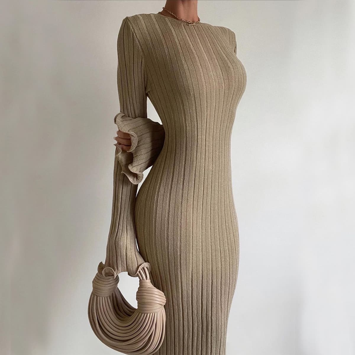 Vestido largo elegante de manga larga con volados fruncidos
